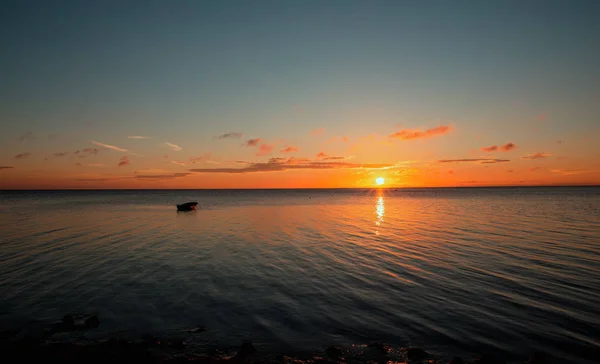 Panorama du magnifique coucher de soleil sur la mer baltique . — Photo