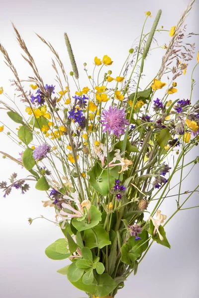 Bellissimo bouquet di fiori di campo luminosi — Foto Stock