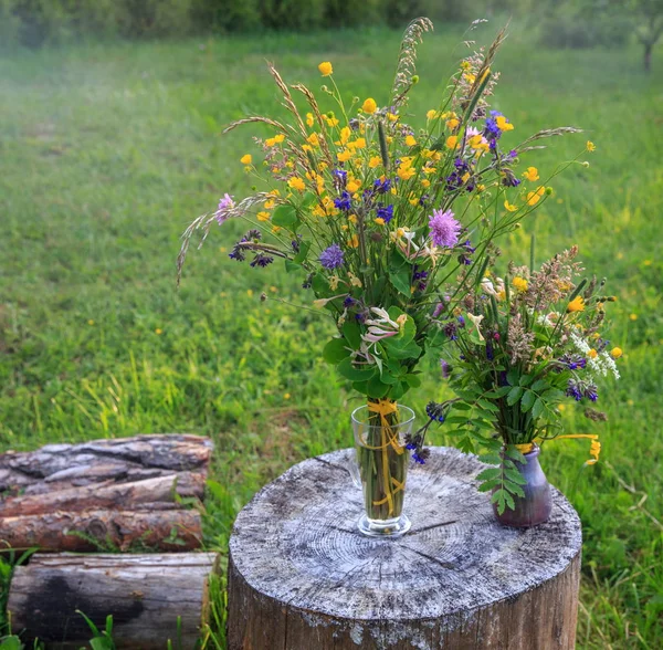 Bellissimo bouquet di fiori di campo luminosi su uno sfondo di erba verde . — Foto Stock