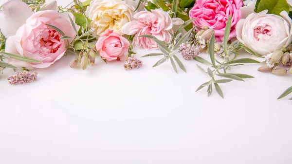 Güzel Türkçe çiçek buketi beyaz zemin üzerine yükseldi.