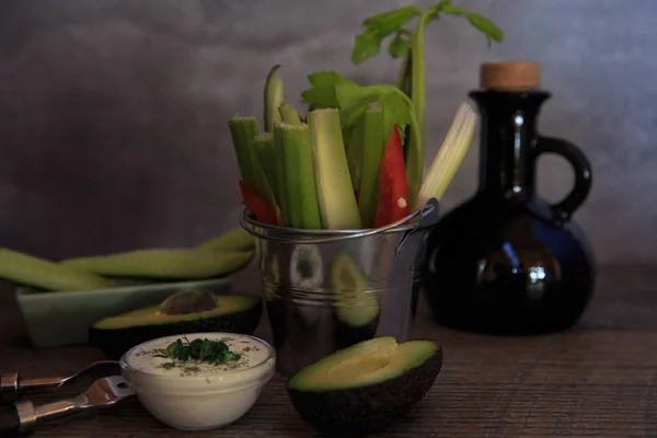 Surtido de verduras frescas con salsa, enfoque selectivo — Foto de Stock