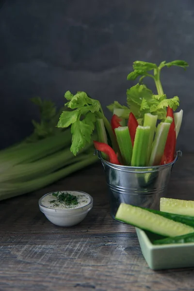 Surtido de verduras frescas con salsa, enfoque selectivo — Foto de Stock