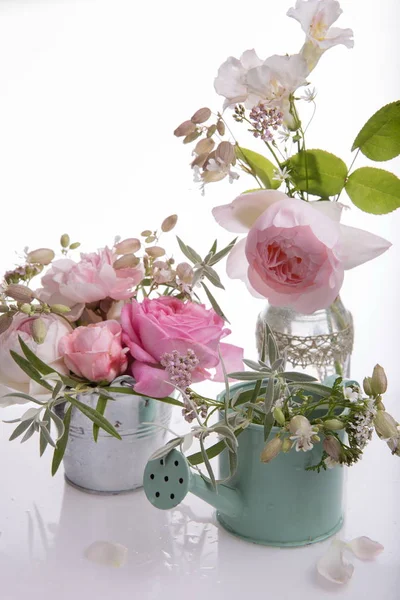 Hermoso ramo de flores de rosa inglesa sobre fondo blanco —  Fotos de Stock