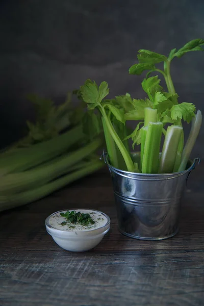 セレクティブ フォーカスのディップと新鮮な野菜 — ストック写真