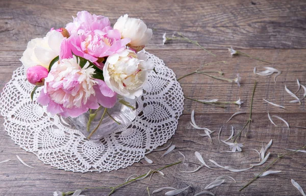 Impresionantes peonías rosas y blancas sobre fondo rústico de madera. Copiar espacio. Madres, San Valentín, concepto del día de la boda de las mujeres —  Fotos de Stock