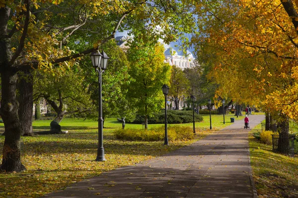 Road in the city park in autumn. Golden autumn... — Stock Photo, Image