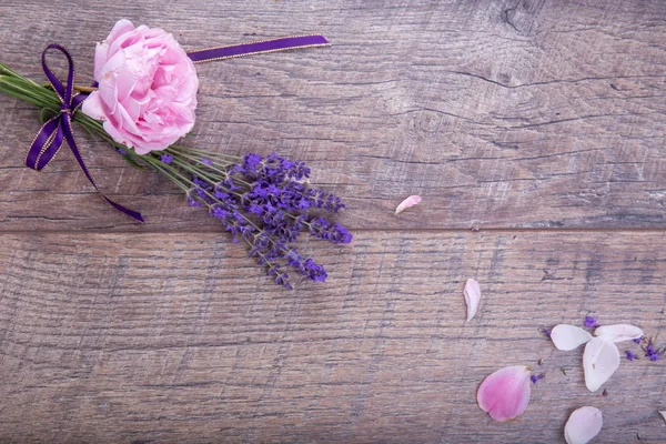 Pequeño ramo de rosas inglesas orgánicas con lavanda - bonito y hermoso pequeño regalo para sus mujeres — Foto de Stock
