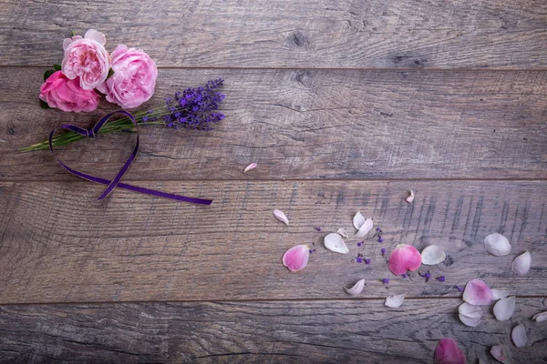 Pequeño ramo de rosas inglesas orgánicas con lavanda - bonito y hermoso pequeño regalo para sus mujeres — Foto de Stock