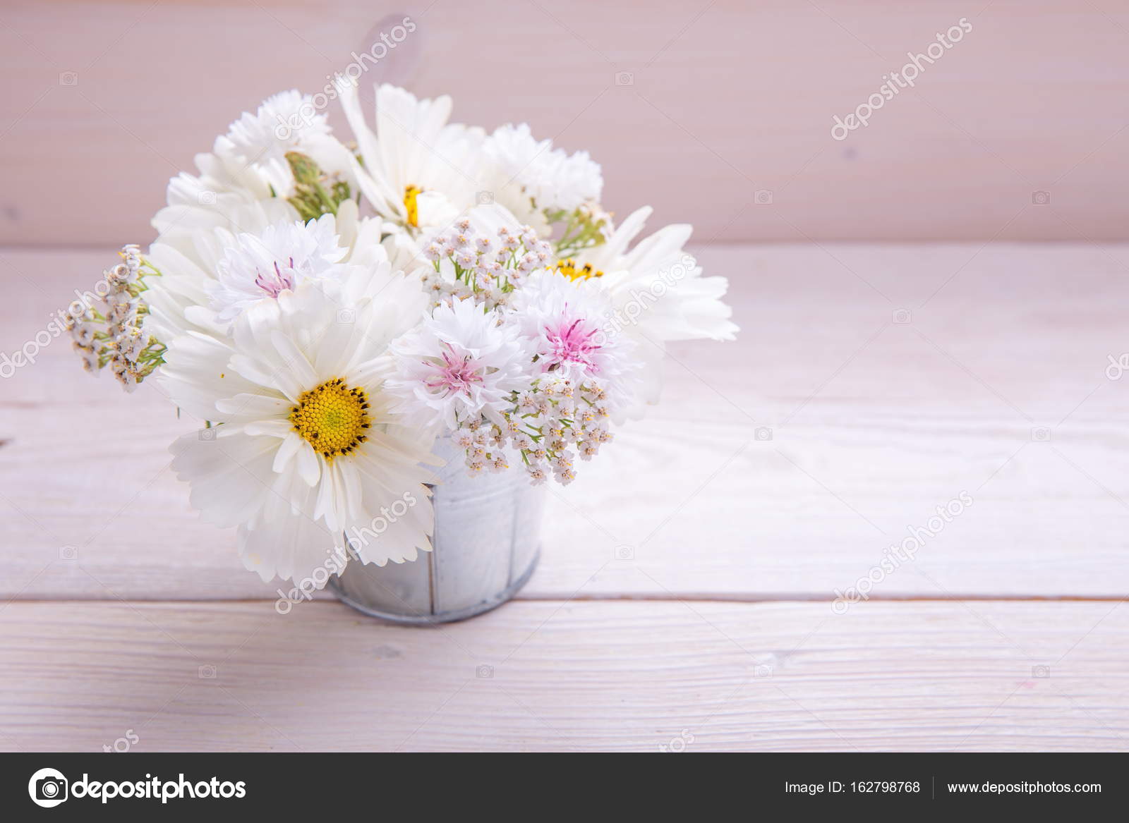 Un Bouquet De Fleurs Blanches Sur Les Tableaux Blancs