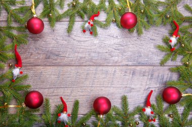 Noel köknar ağacı ahşap arka plan üzerinde. Noel gnome dekor santa şapka ile.