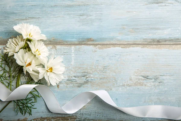 Un ramo de flores blancas sobre tablas blancas — Foto de Stock