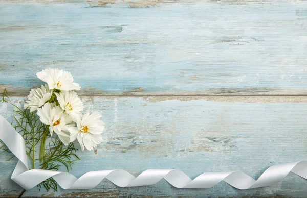 Un ramo de flores blancas sobre tablas blancas — Foto de Stock