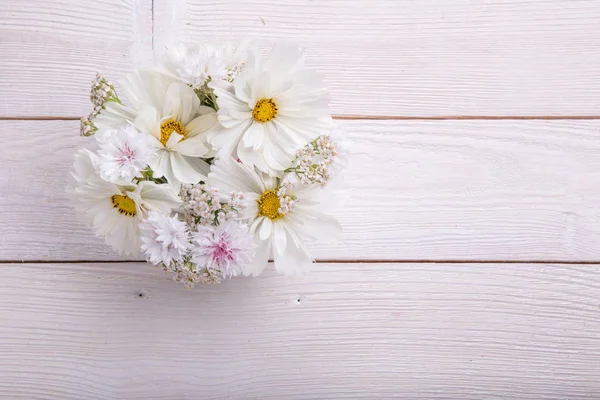 Un mazzo di fiori bianchi su tavole bianche — Foto Stock