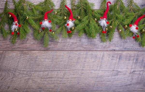 Noel köknar ağacı ahşap arka plan üzerinde. Noel gnome dekor santa şapka ile. — Stok fotoğraf