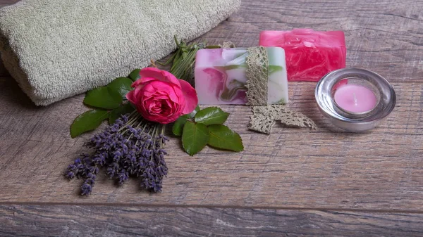 Jabón artesanal con accesorios de baño y spa. Lavanda seca y rosa rosa nostálgica — Foto de Stock