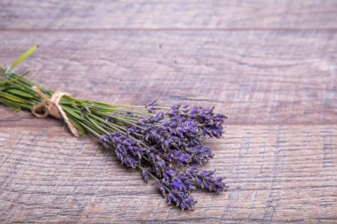 ahşap masa portre üzerinde lavanta demet