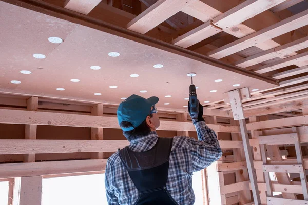 İnşaat işçisi termal olarak eko ahşap çerçeve yalıtımı