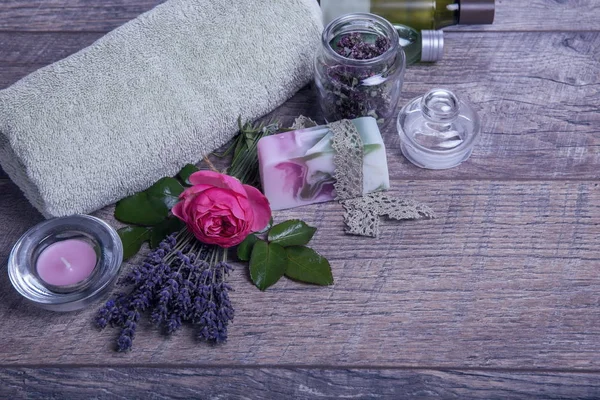 El yapımı Sabun banyo ve spa aksesuarlar ile. Kurutulmuş lavanta ve nostaljik pembe Gül — Stok fotoğraf