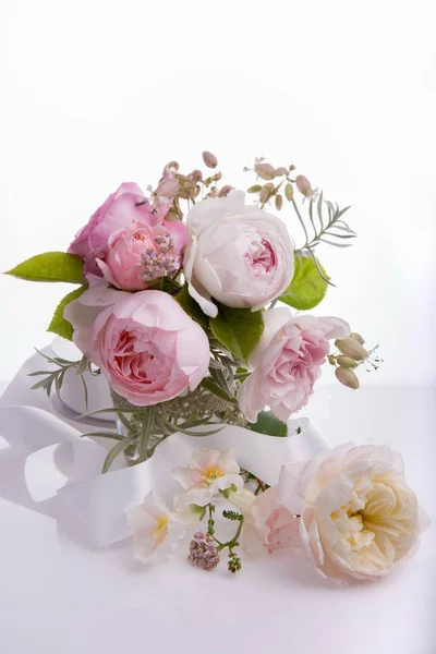 Hermoso ramo de flores de rosa inglesa sobre fondo blanco —  Fotos de Stock