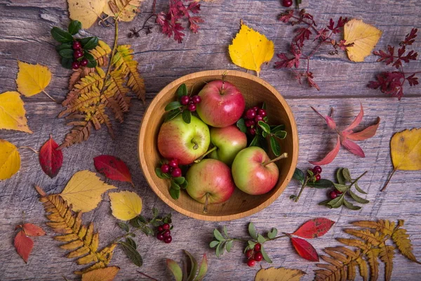 Metin için boş alan ile sonbahar düzenleme yaprakları, elma ve çilek ahşap arka plan üzerinde. Üstten Görünüm, sezon kavramı