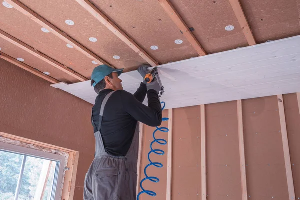 Robotnik budowlany izolacja termiczna eko drewniany dom ramowy — Zdjęcie stockowe