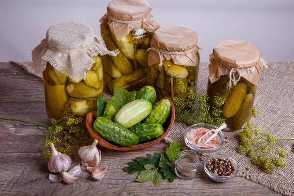 Tuzlu salatalık. Baharat ve otlar ahşap arka plan üzerinde turşu yapmak için
