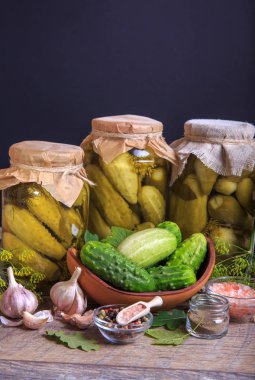 Tuzlu salatalık. Baharat ve otlar ahşap arka plan üzerinde turşu yapmak için. Rustik stile