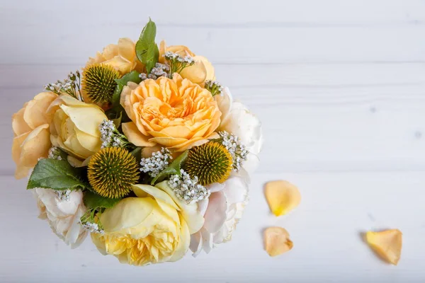 Belo buquê de flores de rosa Inglês no fundo branco — Fotografia de Stock