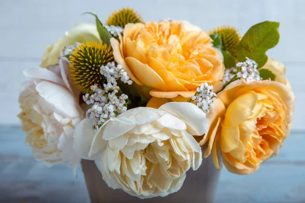 Güzel Türkçe çiçek buketi beyaz zemin üzerine yükseldi.