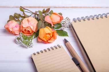 Düz lay-Resepsiyon not defteri ve İngilizce gül buketi