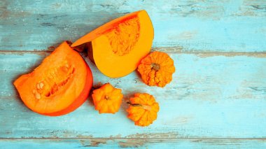 Kabak muscat, basit ve dekoratif ahşap rustik mavi arka plan üzerinde. Sağlıklı Diyet, vejeteryan kavramı.