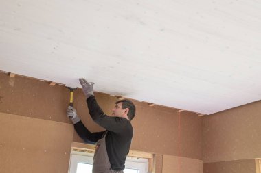 İnşaat işçisi termal olarak eko ahşap çerçeve yalıtımı