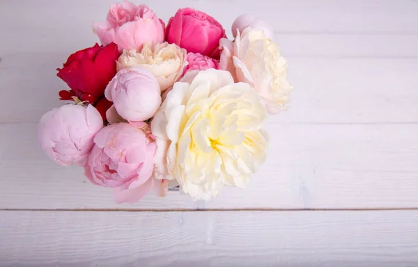 Hermoso ramo de flores de rosa inglesa sobre fondo blanco —  Fotos de Stock