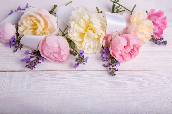 Hermoso ramo de flores de rosa inglesa sobre fondo blanco —  Fotos de Stock