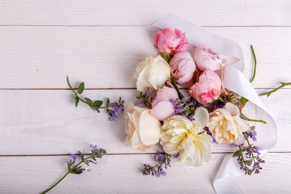 Hermoso ramo de flores de rosa inglesa sobre fondo blanco — Foto de Stock