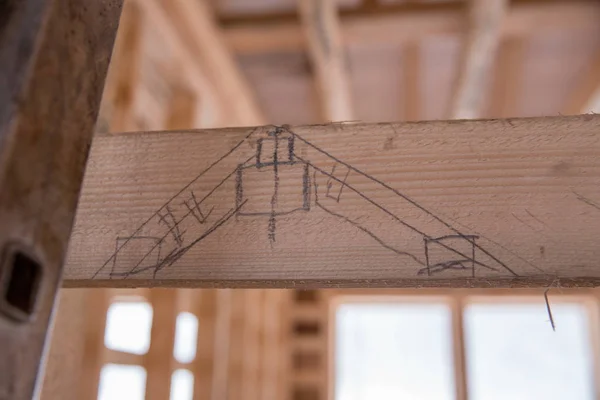 Budowa ramki drewniane domu. Rysunek ręcznie na płycie na tle budowy — Zdjęcie stockowe