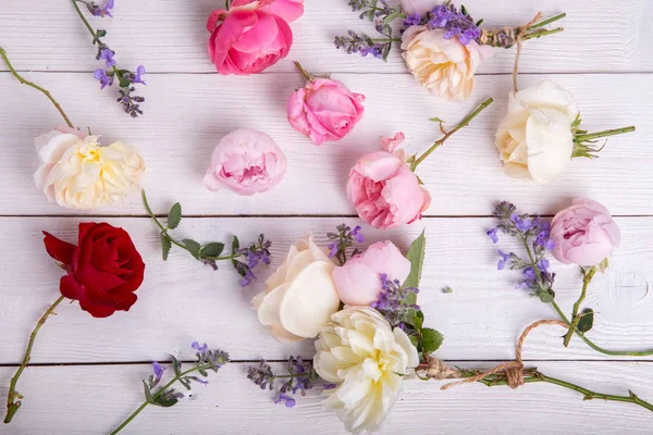 Composición floral festiva sobre fondo de madera blanca. Vista aérea —  Fotos de Stock