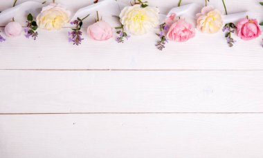 Beyaz ahşap arka planda şenlikli çiçek kompozisyonu. Genel Görünüm