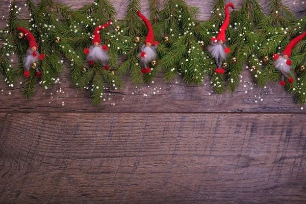 Вінтажна різдвяна або новорічна композиція з різдвяною ялинкою, дерев'яними свічками та гномами. русичний стиль — стокове фото