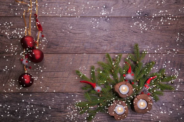 Composición vintage de Navidad o Año Nuevo con árbol de Navidad, velas de madera y gnomos. Estilo rústico —  Fotos de Stock