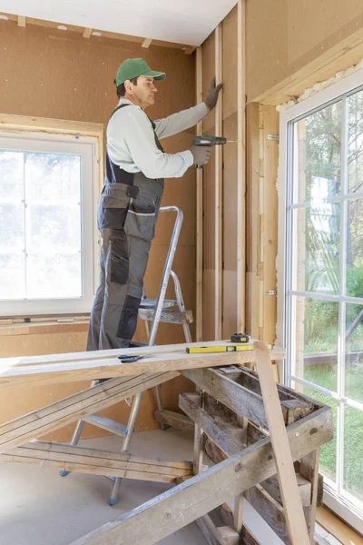 İnşaat işçisi termal olarak eko ahşap çerçeve yalıtımı