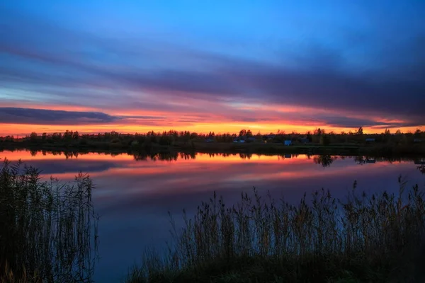 Sunset scene over lake water surface — Stock Photo, Image