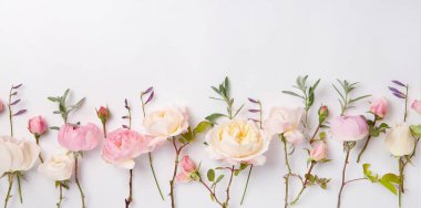 Beyaz ahşap arka planda şenlikli çiçek kompozisyonu. Genel Görünüm