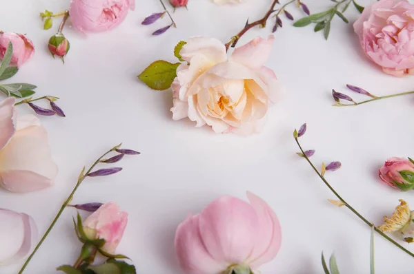 Composición floral festiva sobre fondo de madera blanca. Vista aérea — Foto de Stock