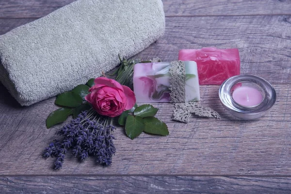 Jabón artesanal con accesorios de baño y spa. Lavanda seca y rosa rosa nostálgica — Foto de Stock