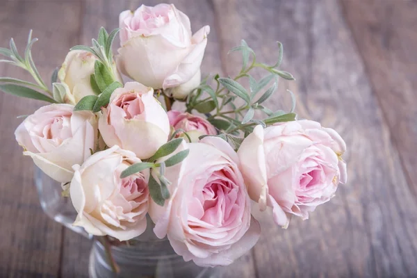 Ramo de rosas sobre mesa de madera — Foto de Stock