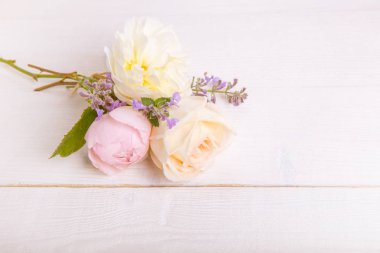 Beyaz ahşap arka planda şenlikli çiçek kompozisyonu. Genel Görünüm