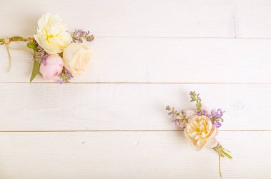 Beyaz ahşap arka planda şenlikli çiçek kompozisyonu. Genel Görünüm