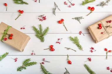 Noel, yeni yıl veya sonbahar arka plan, Noel doğal süs eşyaları ve çam dalları, çilek, rose hips ve kış dalları düz yatıyordu kompozisyon moss, metin tebrik için boş alanı ile kaplı