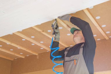 İnşaat işçisi termal olarak eko ahşap çerçeve yalıtımı